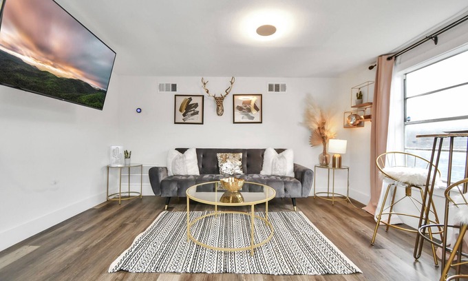 Greater East End Apartment | Golden Luxe Getaway ~ EaDo HTX