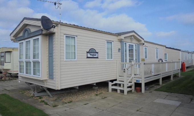 Chapel Saint Leonards Apartment | Golden palm : Vogue 6 Berth, Central Heated, Enclosed Veranda