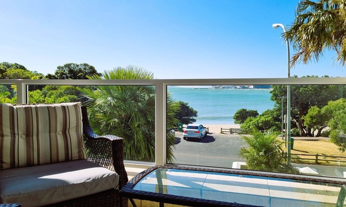 Strand Apartment | 'Goldwater on Beach', Stunning 3 bedroom apartment opposite the Beach