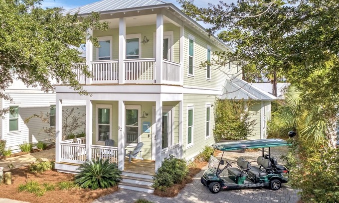 Greenway Park House | Golf Cart ☀️ Beach Chairs, Community Pool, Gated Community ☀️