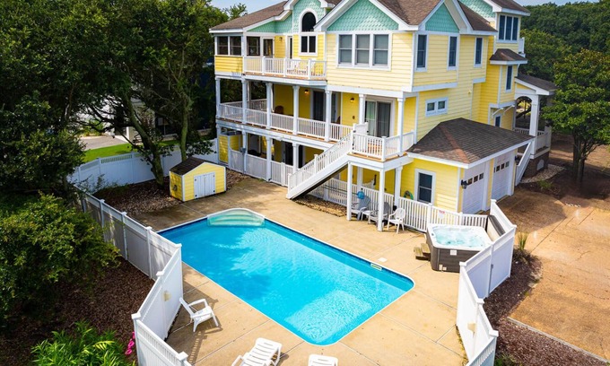 Corolla House | Golf Cart Friendly, Pool, Game Room & Resort Perks