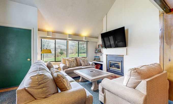 Stowe Area Condo | Golf course-front condo with loft, indoor & outdoor pools, hot tub, & game room