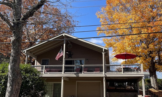 Newland House | Golf course view in NC mountains- near wineries and more!