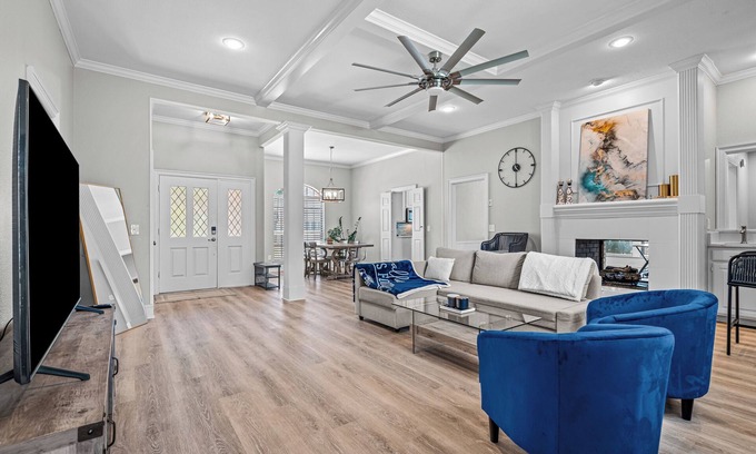 Garland House | Golf Course View Spacious 4-bedroom house near George Bush Highway