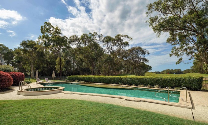 Twin Waters Apartment | Golf Getaway Close to the Beach in Twin Waters