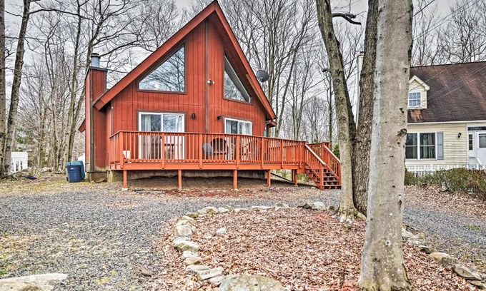 Tobyhanna House | Golf, Ski and Fish Cabin with Deck in Tobyhanna!