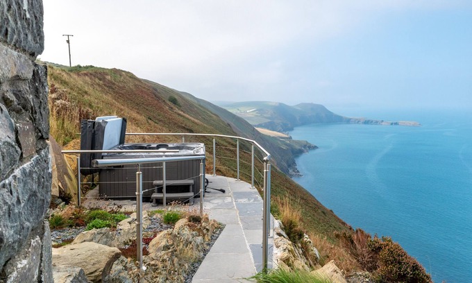 Tan-y-groes Apartment | Golwg y Mor - Two Bedroom Apartment, Sleeps 4
