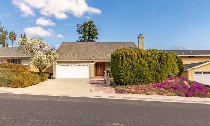 Canyon Country House | GOODE.HOMES - Luxury Home w/Beautiful Garden