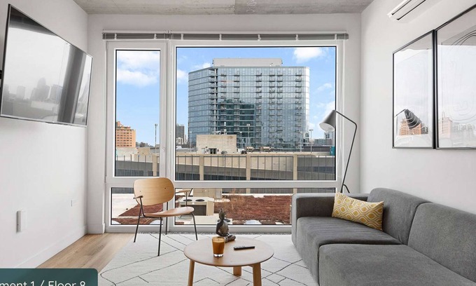 River North Apartment | Goose Island Vibe: Exclusive Group Urban Escape