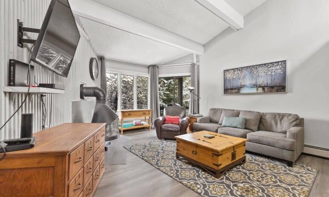 Peak 8 Condo | Gorgeous 2BR Home In Town, Minutes from Skiing!