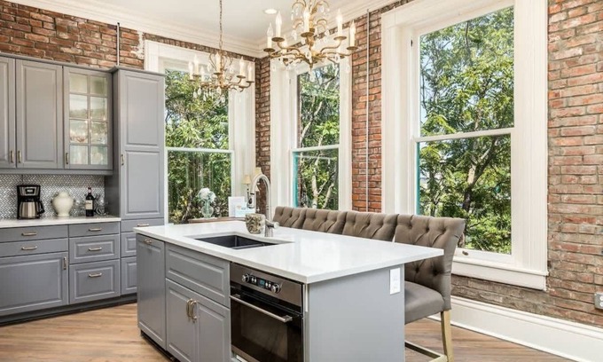 Westside North Apartment | Gorgeous 2nd & 3rd of Mansion
