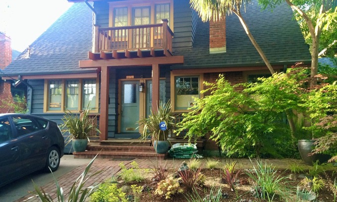 Upper Telegraph House | Gorgeous 3 bdrm home in Rockridge, walk to everything!