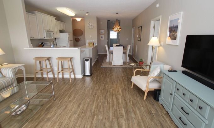Villages of Five Points Condo | Gorgeous 3BR, 2 bath condo, comm pool, tennis, restaurants minutes to the beach!