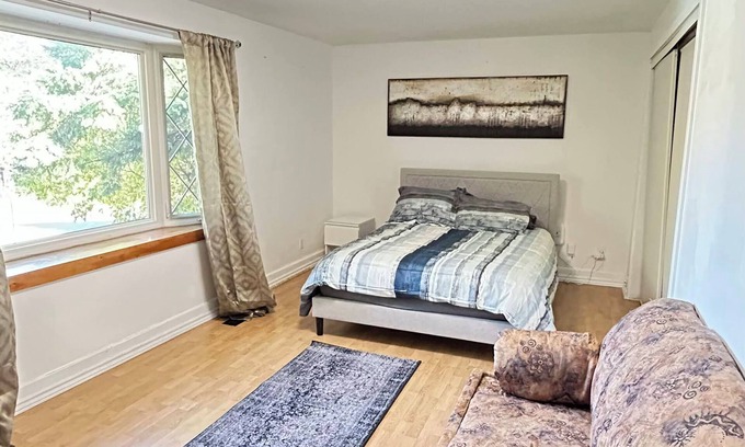 Aylmer House | Gorgeous 3BR Home Modern & Fully New Updated