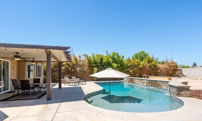 Greenacres House | Gorgeous 4-Bdrm Home/Heated Pool/Quite Neighborhood/Fireplace/Fast Internet