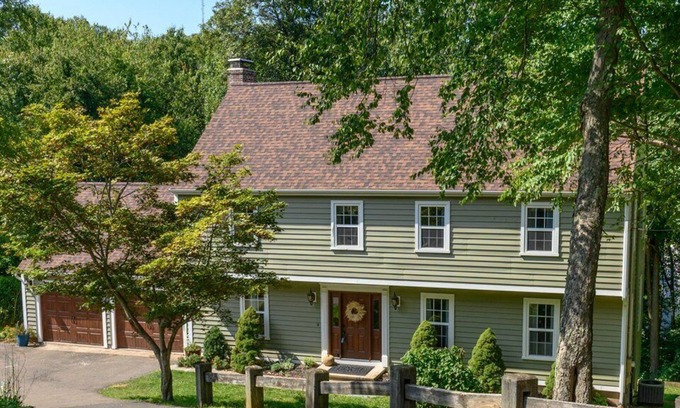 Hamden House | Gorgeous, 4 Bedroom House 5 min. to Quinnipiac and Close to Yale! Sleeps 9!