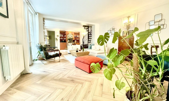 Quartier Saint-Georges House | Gorgeous 5 Bedroom Parisian Home