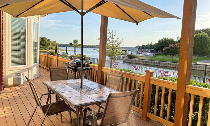 Malakoff House | Gorgeous 6 bedroom lakefront home perfect for families and large groups