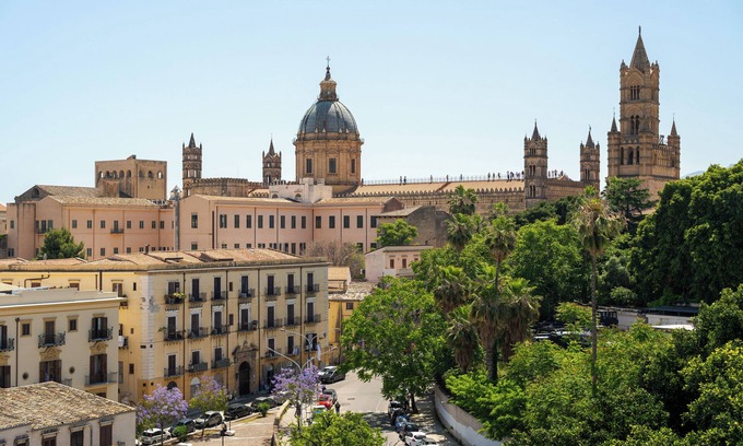Monte di Pieta Apartment | Gorgeous and Modern Apartment with Cathedral View