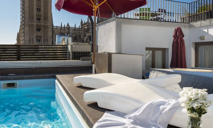 Santa Cruz Apartment | Gorgeous Apartment with Swimming Pool and Cathedral View