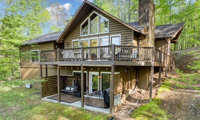 Walnut Mountain Cabin | Gorgeous BlueView Cabin! Long Range Mtn Views+Hot Tub+MEGA Scrabble!