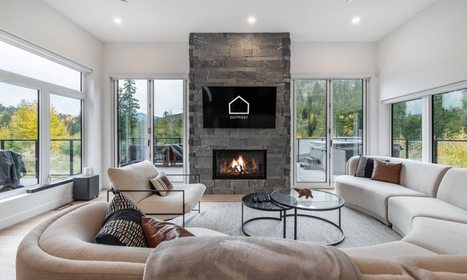 Sea to Sky Highway Condo | Gorgeous Chalet | Private hot tub | BBQ | WIFI