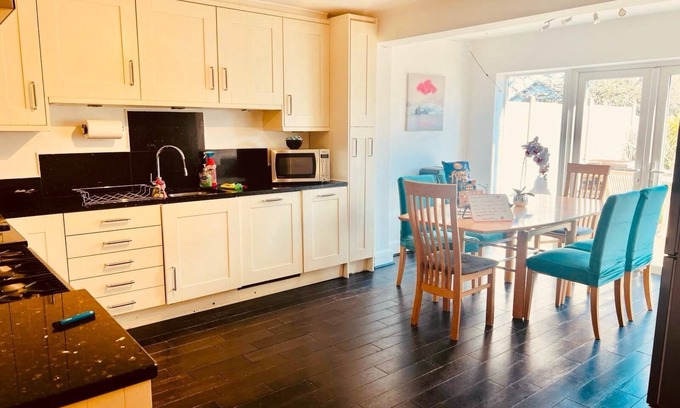 Ashford House | Gorgeous Cosy home 2 Miles from Heathrow Airport