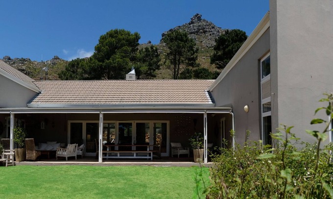 Hout Bay House | Gorgeous designer house with beautiful views over Hout Bay Valley in a secure