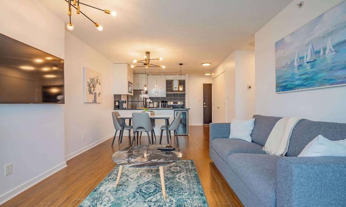 Crosstown Apartment | Gorgeous Downtown Unit + Parking