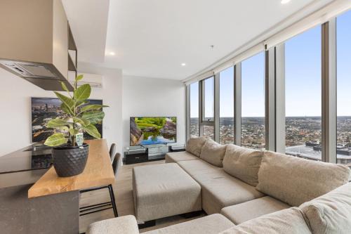 Moonee Ponds Apartment | Gorgeous High-Rise Unit with Sky Bar Pool and Gym