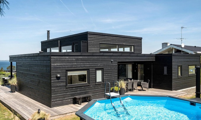Hoeve Strand House | Gorgeous home in Asnæs with sauna