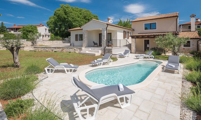 Bale House | Gorgeous home in Bale with WiFi