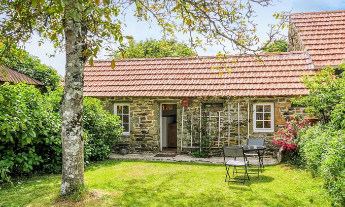 Quettehou House | Gorgeous home in Quettehou with WiFi