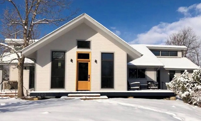 North Boulder House | Gorgeous home in the peaceful Wonderland lake neighborhood