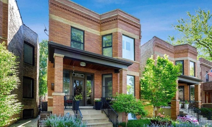 North Center House | Gorgeous Home Near Wrigley Field