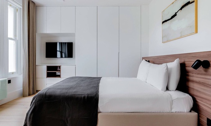 West Kensington Apartment | Gorgeous Kensington Studio, near Shops, Food & Park, by Blueground