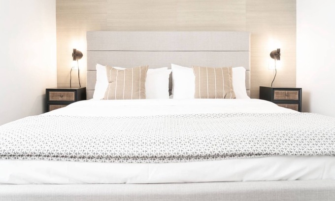 Flamingo/Lummus Bed & Breakfast | Gorgeous King Suite on Collins Ave near the beach!