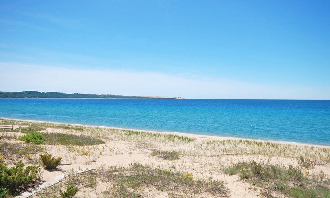 Glen Arbor Condo | Gorgeous Lake Michigan Views! 2B/2B Beachfront Condo in Glen Arbor!
