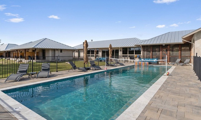 La Grange House | Gorgeous Lakeside Retreat Center – 30 Beds