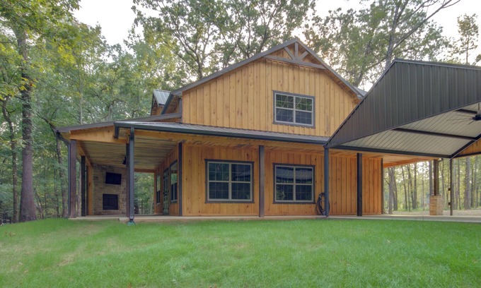 Redlick Cabin | Gorgeous lodge tucked away in Texarkana - 3 bedrooms available