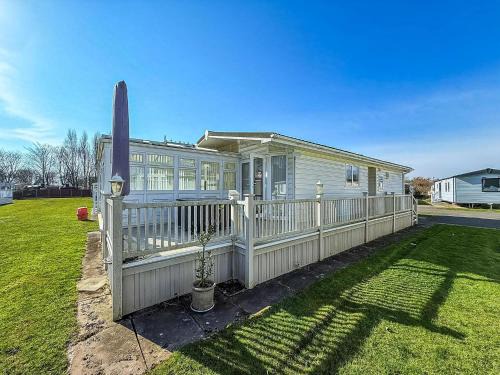 Skegness Cabin | Gorgeous Lodge With Decking At Southview Holiday Park In Skegness Ref 33093V