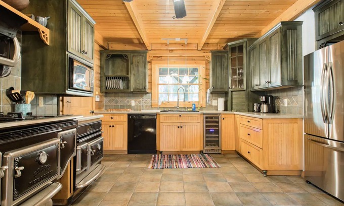 Warwick Cabin | Gorgeous Log Cabin Getaway with Private Lake
