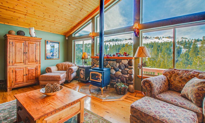 Truckee House | Gorgeous Mountain View & Access to a Pool, Hot Tub, Gym - Near Skiing