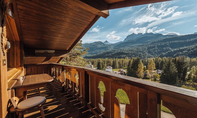 Cortina d'Ampezzo Ski Chalet | Gorgeous penthouse with mountain view