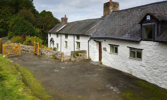 Oswestry House | Gorgeous spacious Welsh long house. Set in 4 acres
