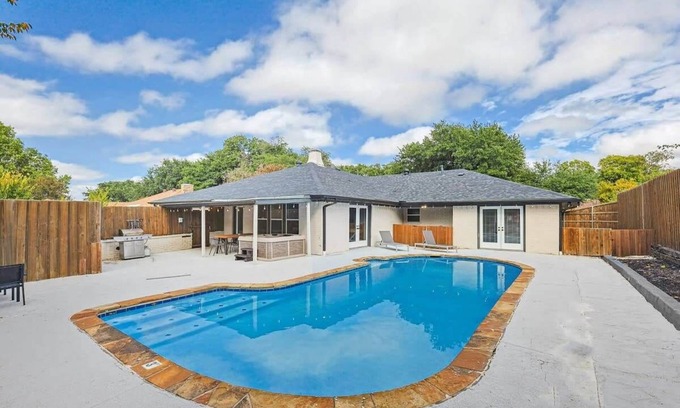 Garland House | Gorgeous Sunny Home for Big Groups w/Private Pool