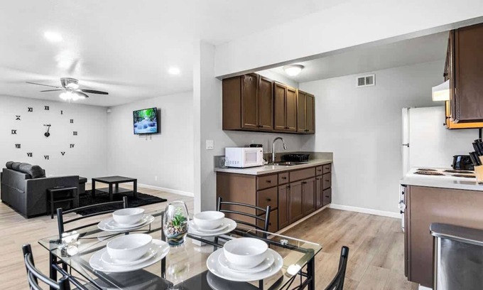 Las Vegas House | Gorgeous Two Bedroom! Sleeps 6! Close to Strip!