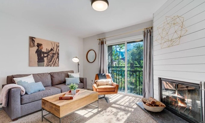 Historic District Condo | Gorgeous View in Town - Walk to Lifts