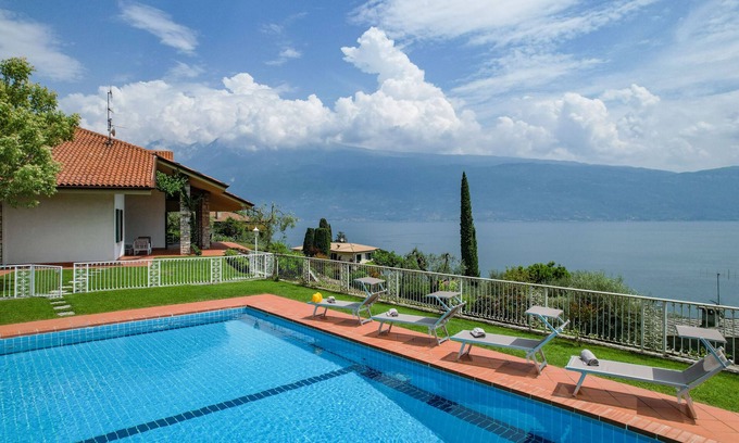 Gargnano Villa | Gorgeous villa with swimming pool and lake view