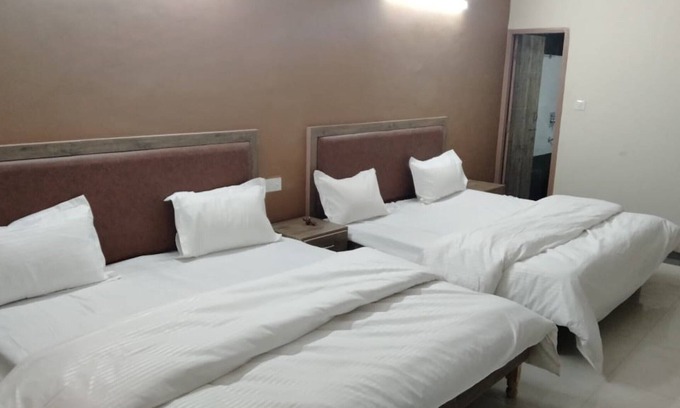 Sector 45 Hotel | Goroomgo the diamond leaf Chandigarh